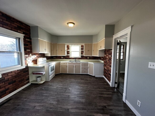 Building Photo - 1946 St Lawrence Ave