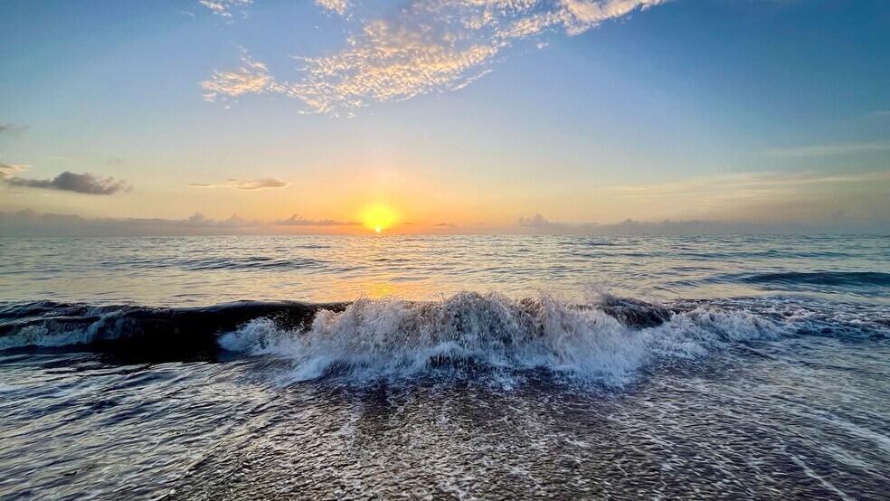 House is 4 min walk from the beach sunrise - 2025 S Ocean Dr