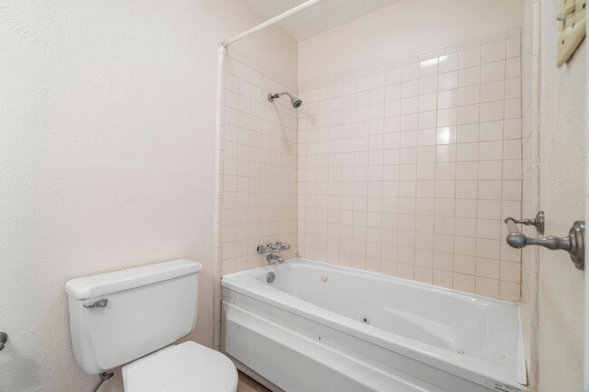 Building Photo - 2126 Turtle Creek Dr