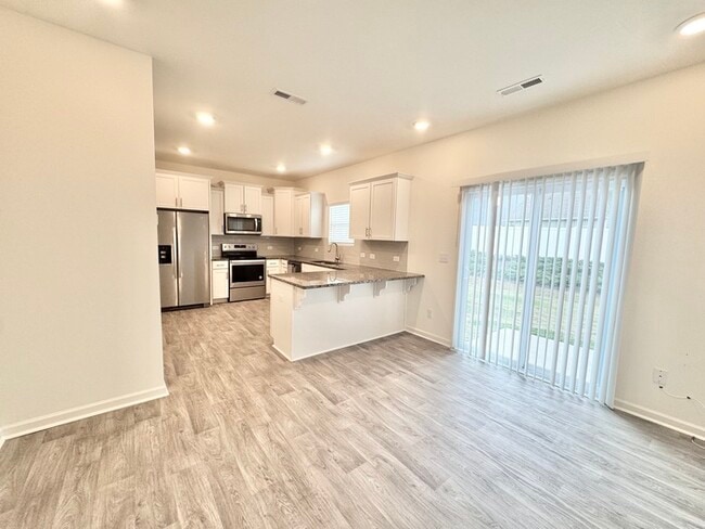Building Photo - 3 br 2.5 ba townhome with 1 car garage Rea...