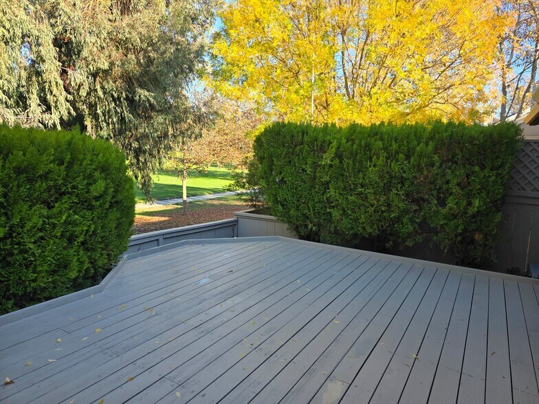 Building Photo - 544 Silver Lake Dr