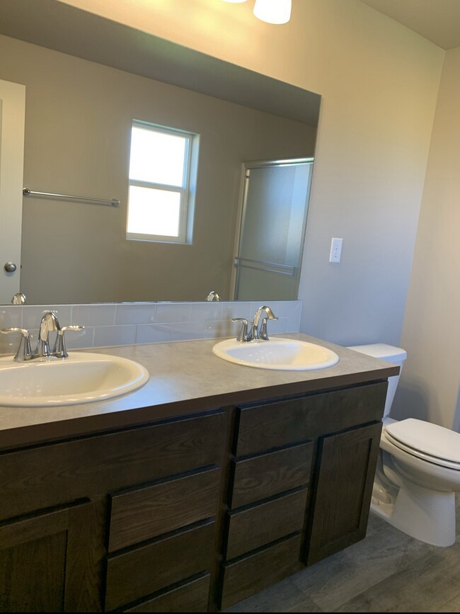 Building Photo - 3 bed, 2 bath Rambler, near Park Orchard. Fully fenced.