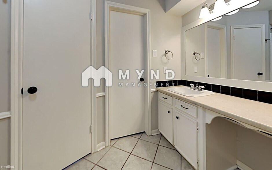 Primary Bathroom - 10019 Golden Sunshine Dr