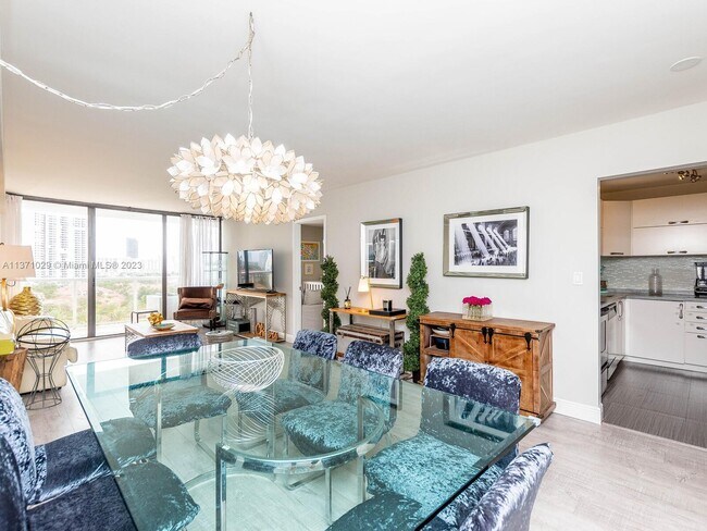 Building Photo - 3701 N Country Club Dr