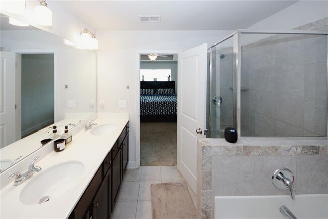 Building Photo - 10162 Benton Woods Dr