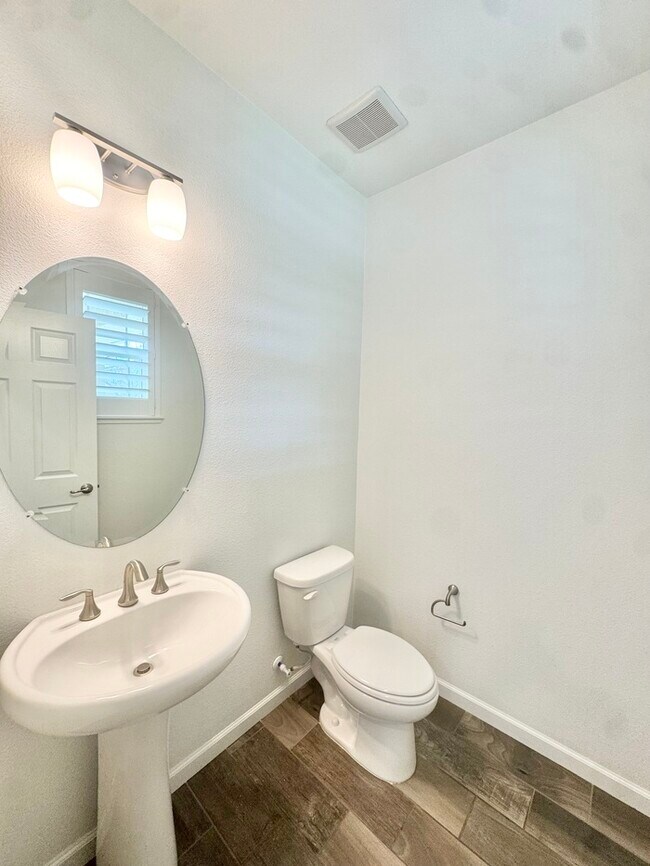 Building Photo - Stunning 5BR Home with Pool, Loft & 3-Car Garage!