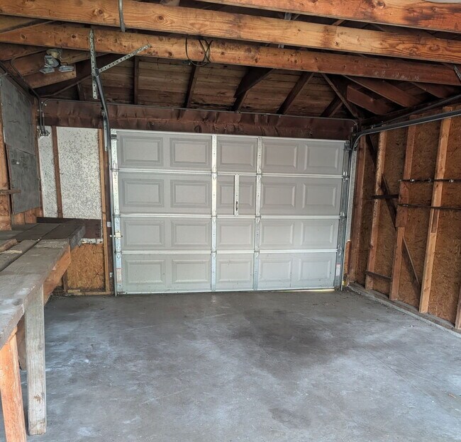 Building Photo - 14738 Blackstone Ave