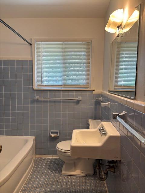 Building Photo - 580 Riverview Dr