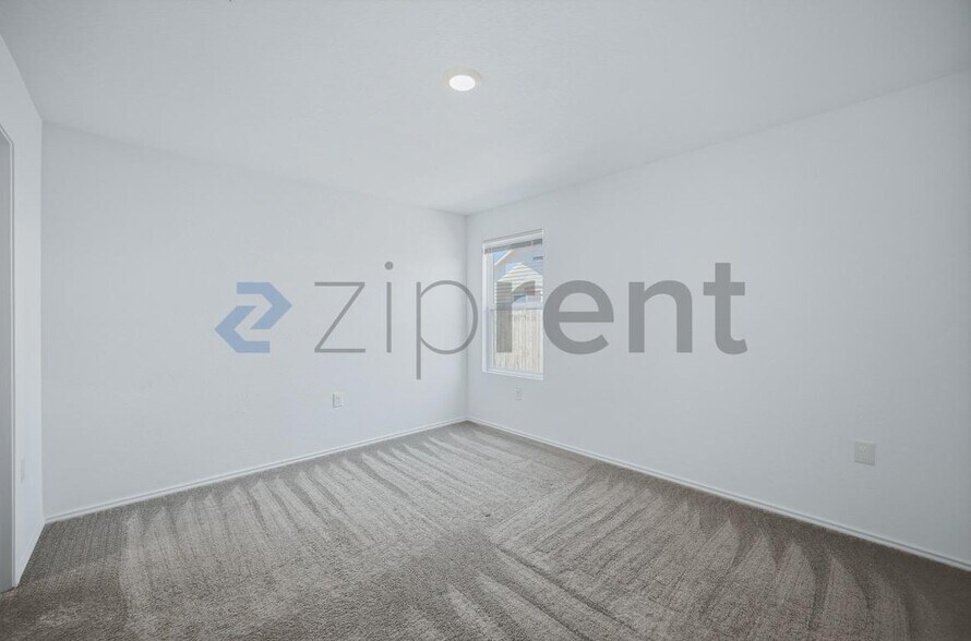 Building Photo - 10106 Ana Hts