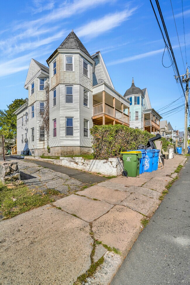 Building Photo - 221 Willow St