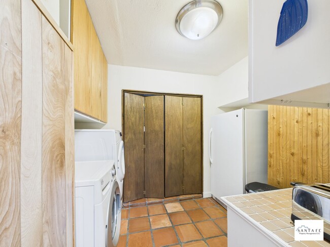 Building Photo - Fully Furnished Home available Now!