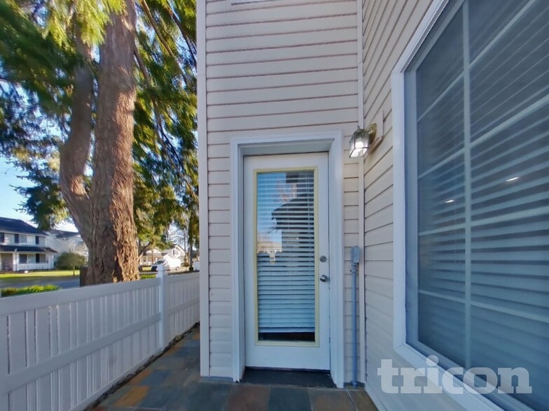 Building Photo - 2213 Anderson Ave