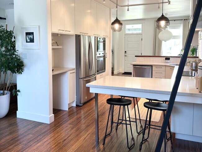 Building Photo - Gorgeous Avenues Remodel!
