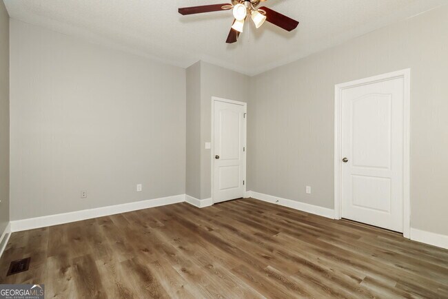 Building Photo - 4048 Golfview Ct