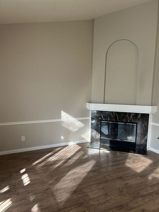 Building Photo - Almonte