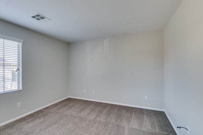 Building Photo - 3 bedroom + Den! Ready for immediate move ...