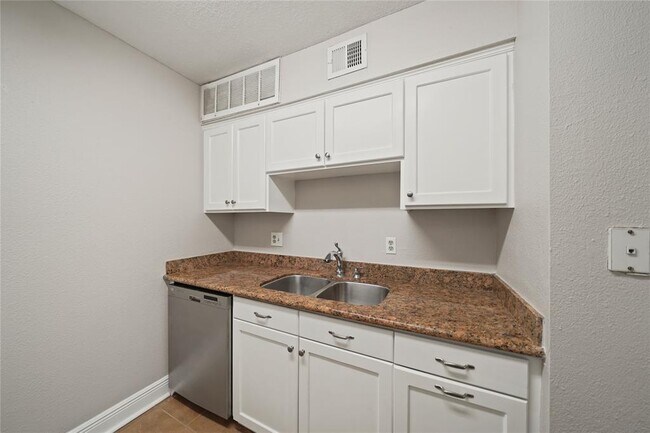 Building Photo - 845 Augusta Dr