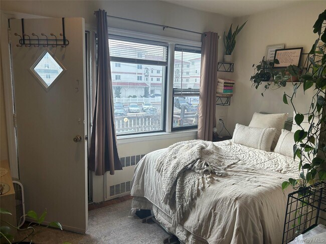 Building Photo - 417 W Broadway