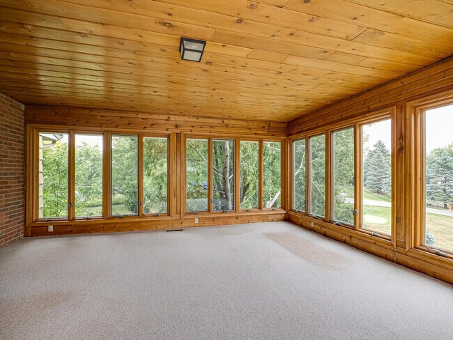 Building Photo - 6625 W Shore Dr