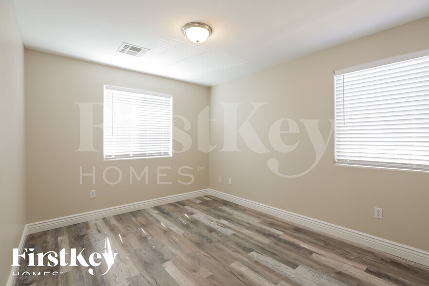 Building Photo - 5681 Woods Crossing St