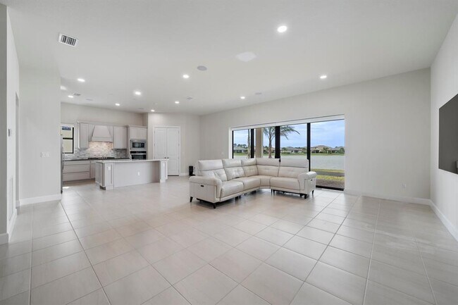 Building Photo - 818 SE Courances Dr