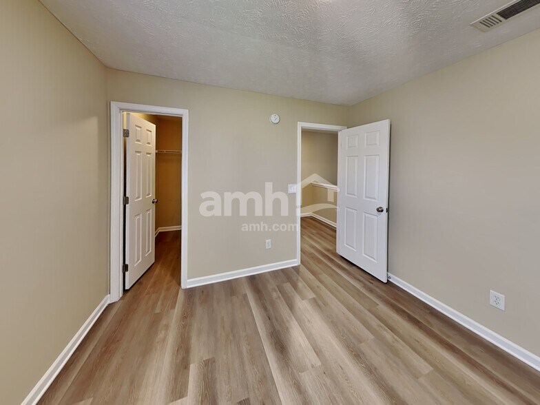 Building Photo - 5527 Middlebury Dr
