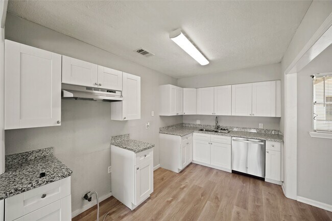 Building Photo - 5822 Glenhurst Dr
