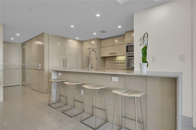 Building Photo - 5875 Collins Ave