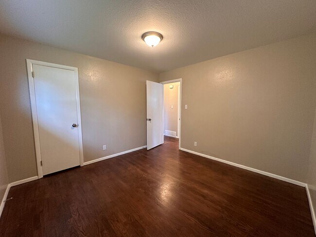 Building Photo - Main Level Living