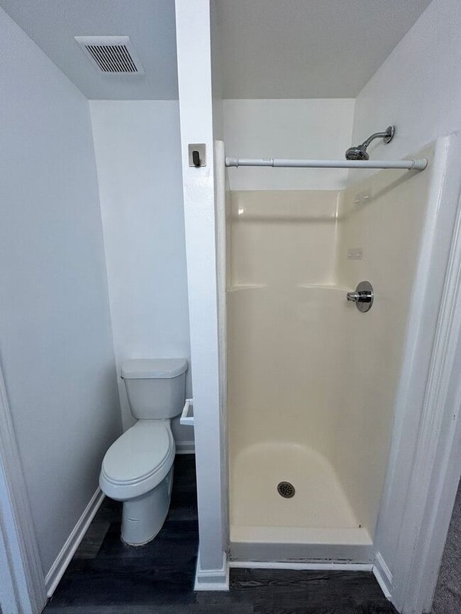 Building Photo - Spacious 4-Bedroom Duplex with Modern Amen...