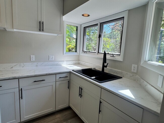 Building Photo - 1 Bedroom, 1 Bathroom Townhouse in High Point!