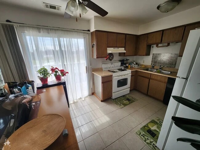 Building Photo - 460 Echo Ln