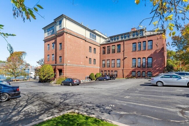 Building Photo - 72 Ashland St