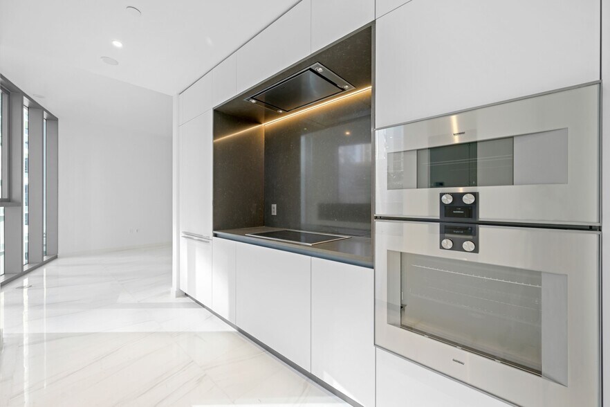 Building Photo - 300 Biscayne Boulevard Way