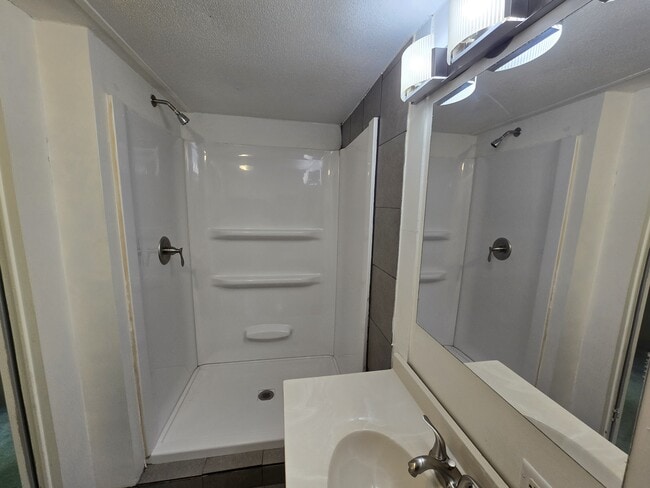 Building Photo - 700 W Ridgeway Ave