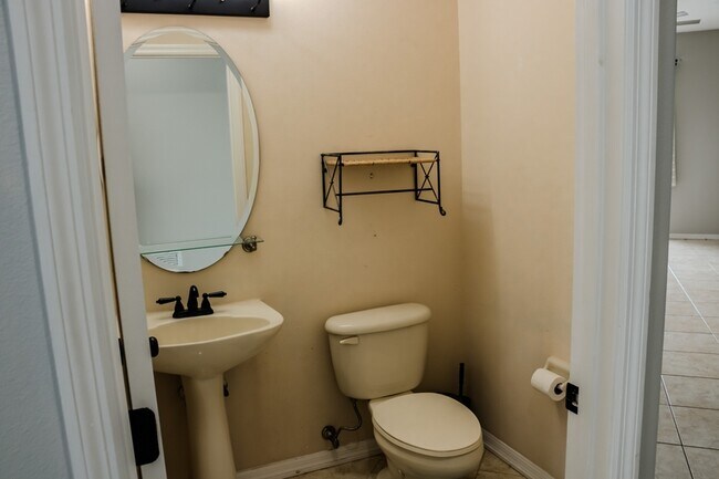 Building Photo - 1557 Amaryllis Cir