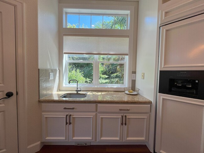 Building Photo - Elegant 4-Bedroom Luxury Home with Panoram...