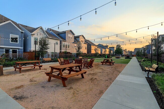 Building Photo - 10934 Brambling Wood Dr