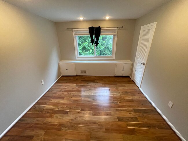 Building Photo - Luxury 5 bed, 3.5 bath with Pool!