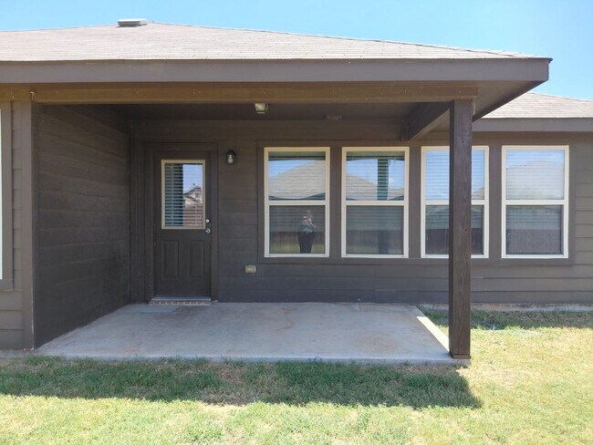 Building Photo - 4/2/3 located within 3 miles of Weatherford High School