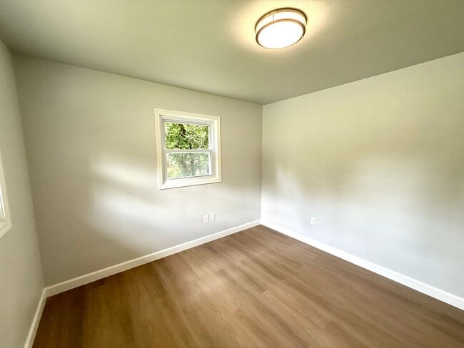 Building Photo - Beautifully renovated 3-bedroom, 1-bathroo...