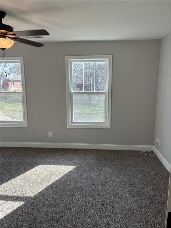 Building Photo - Spacious 3 Bedroom, 2 Bath Single-Family Home — Nashville Style in Clarksville!