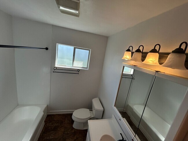 Building Photo - Cozy 2-Bedroom Duplex with Fireplace & Sunroom in Vista – Don’t Miss Out!