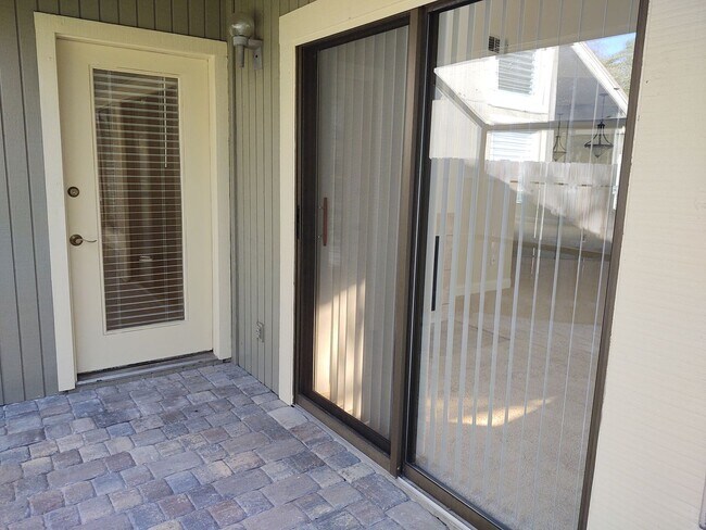 Building Photo - Gorgeous 3 bedroom 2 bath townhome with FL...