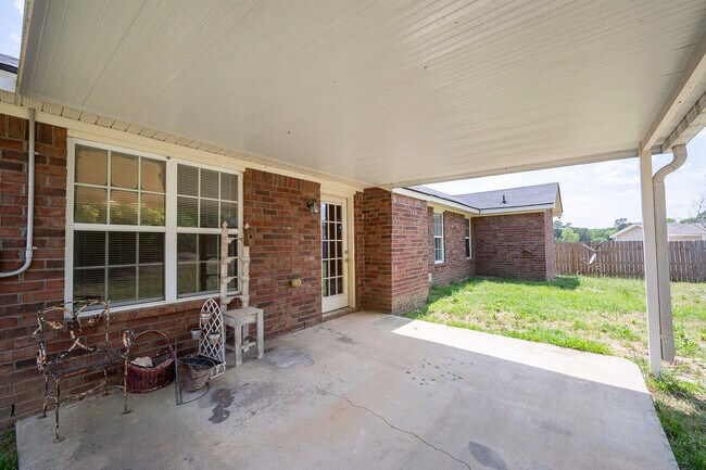 Building Photo - 945 Cannock St