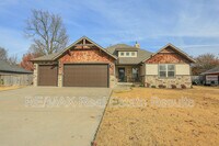 Building Photo - 1000 Peak St