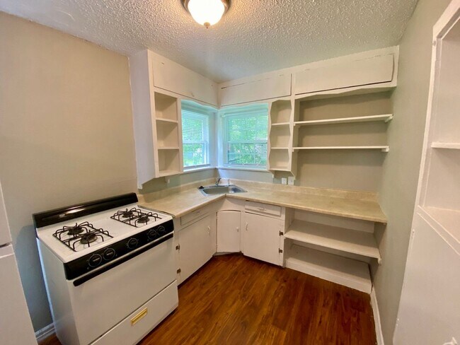 Building Photo - Charming home with a large fenced backyard...