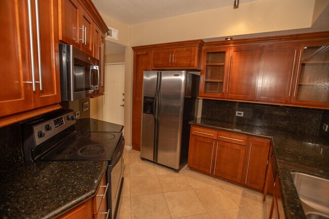 Building Photo - Walk-Up Townhouse in Downtown SD -  Dual Master 2 Bed 3 Bath with Brand New Flooring!