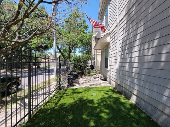 Building Photo - 75 Dennis St