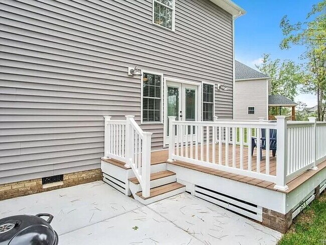 Building Photo - 2206 Adelay Dr